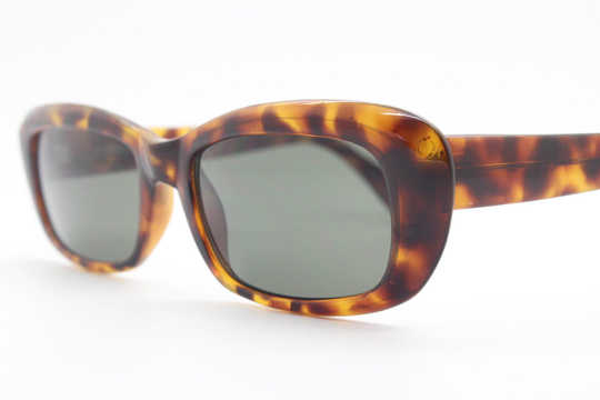 90S Vintage Soft Angled Cat Eye Sunglasses. Vibrant Tortoise Womens 60S Style Cateye Frame With Green Lenses. Unused Nos