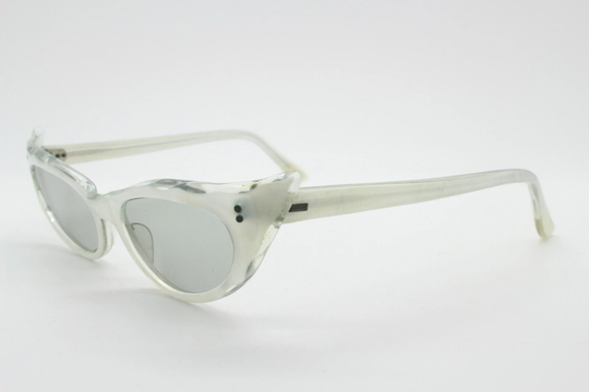 50S Vintage Curved Wing Cat Eye Sunglasses. Charismatic Waved Scollop Edge Cateye in White Pearlised Lustrous Acetate. Rockabilly Bad Girl