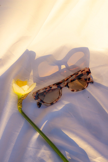 Modern Tortoise Shell Triangular Cut Block Sunglasses