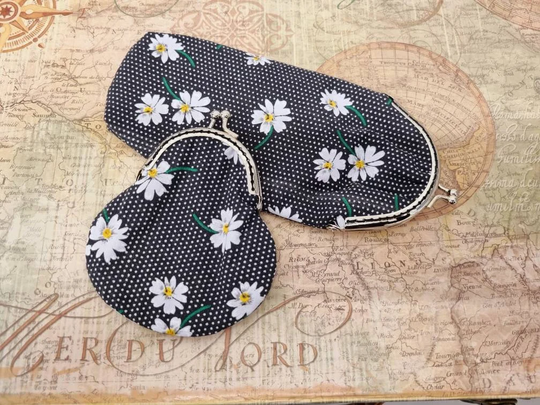 Black Daisy Print Glasses & Coin Purse Gift Set/Kiss Clasp Purse/Kiss Case/Change Purse/Eyewear Case/Daisy Set