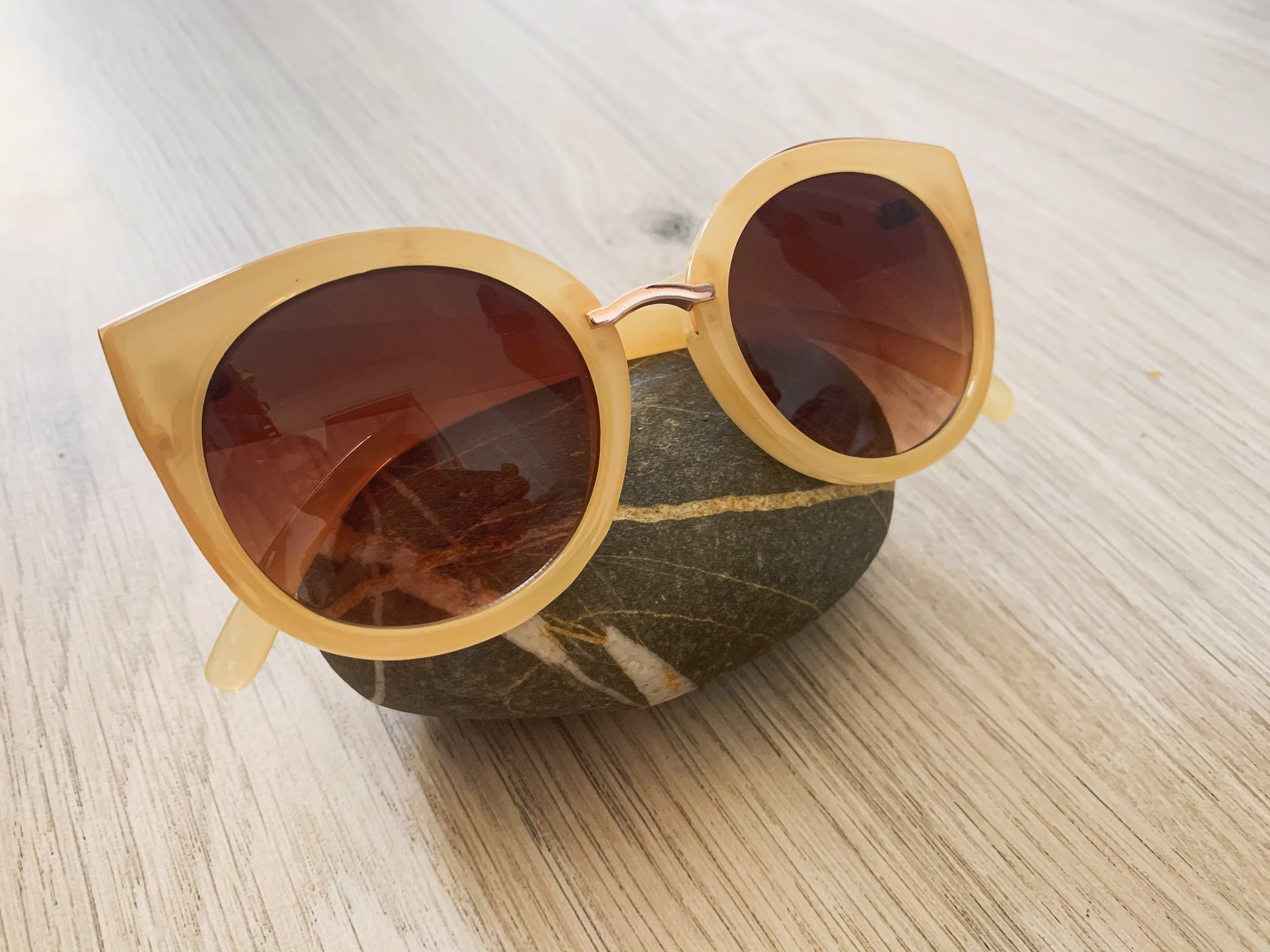 Retro Style Bold Frame Cat Eyes Celebrity Woman Sunglasses