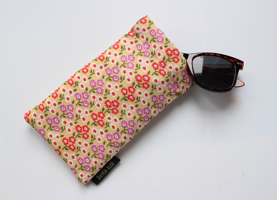 Vintage Ditsy Floral Cotton Sunglasses Case. Retro Pretty Daisy Flower Glasses Pouch. Large Padded Summer Accessory. Ucycled Gift