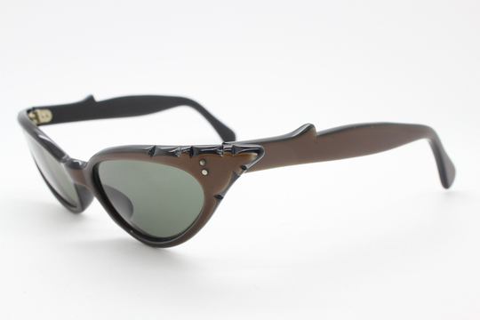 50S Vintage Curved Wing Cat Eye Sunglasses. Charismatic Notch Pointed Cateye Frame in Rich Layered Acetate. Rockabilly Bad Girl. Unused Nos