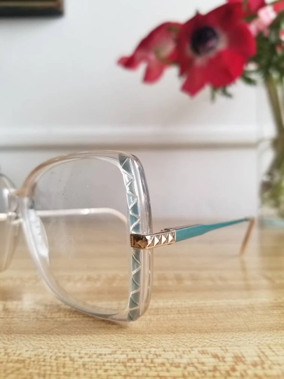 Safilo Elasta Eyewear 1980S New Old Stock . Universal Frame Italy. Very Light. Col. Light Green/Gold. Dim. 48x13x135