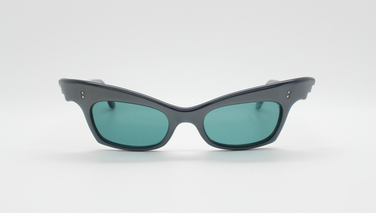 50S Vintage Cat Eye Sunglasses. Phenomenal Winged Womens Cateye in Exquisite Grey Pearlised Lustrous Acetate. Collectors Grail