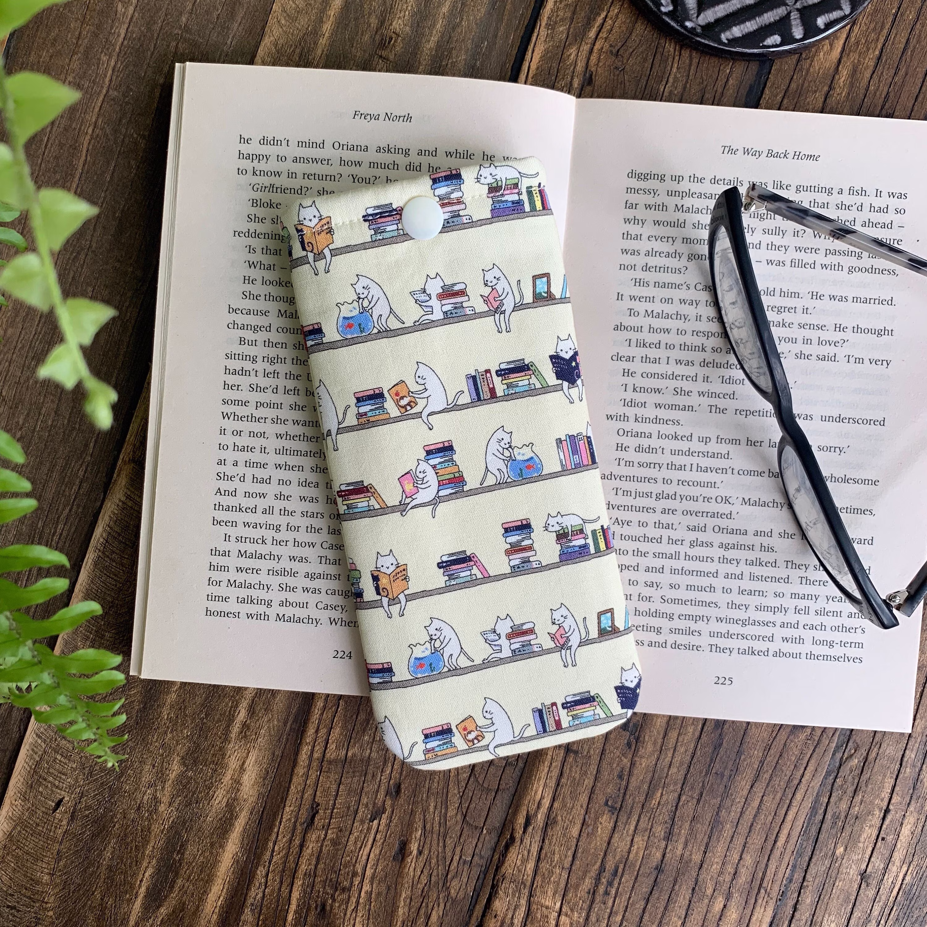 Handmade Cat Fabric Glasses Case Cats Reading Books Sunglasses Pouch Spectacle Cover Animal Gift Idea