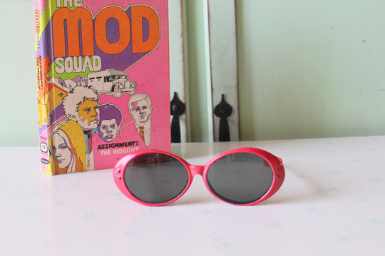 1970S Twiggy Mod Oval Sunglasses....rare. Twiggy. Womens Eyewear. Big Lens. Funky. Woodstock. Hippie. Rare. Deadstock Sunglasses. Mod. Red