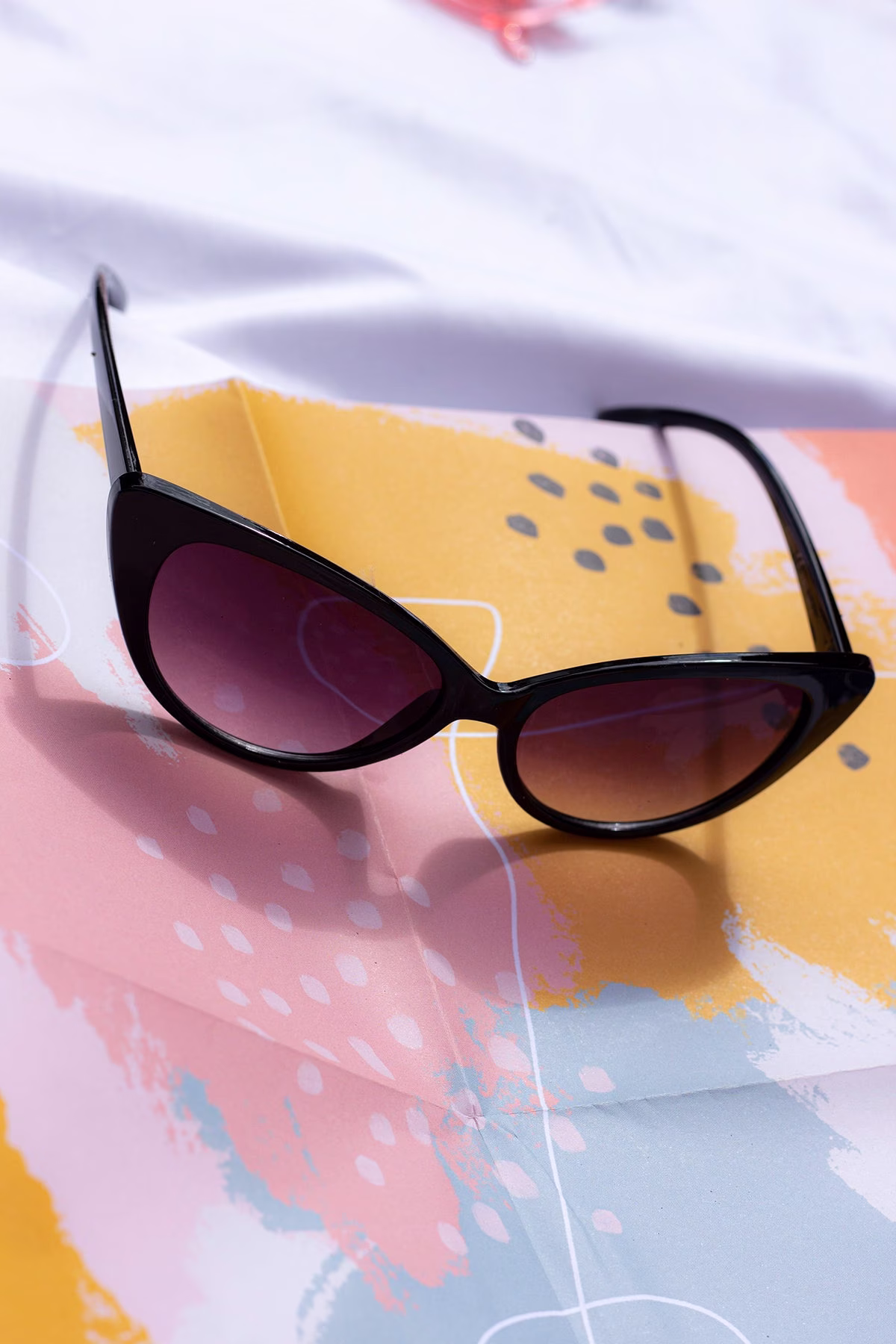 Black Curved Classic Cat Eye Sunglasses