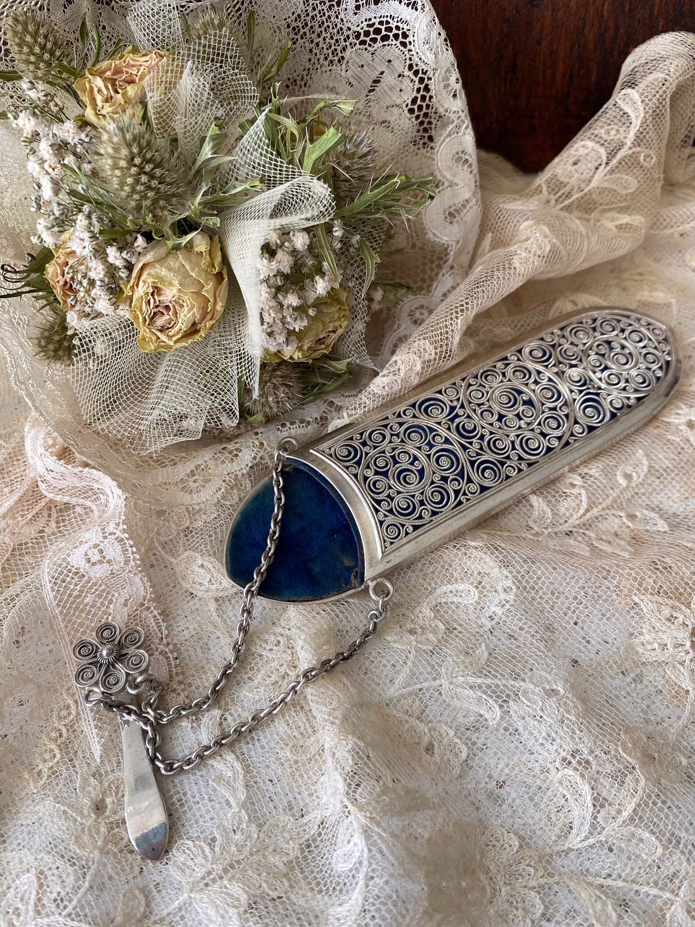 Bijzonder Verfijnde Antieke Victoriaanse Zilveren Filigrain Brillenkoker & Chatelaine. The Duchess