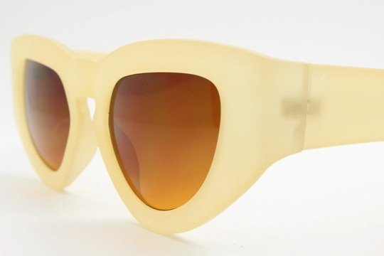 Y2K Vintage Oversized Cateye Sunglasses. Dynamic Womens Beige Cat Eye With Rubber Finish Frame & Smoky Gradient Lenses. 60S Style Nos
