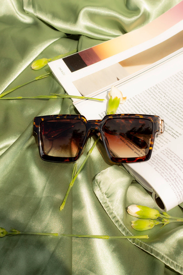 Tortoise Shell Chunky Bevelled Gold Embossed Sunglasses
