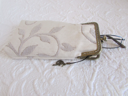 Fabric Eyeglass Case, Beige Glasses Kiss Clasp Sunglass Vintage Style Lock Eyeglasses Wedding Framed Sunglasses Pouch